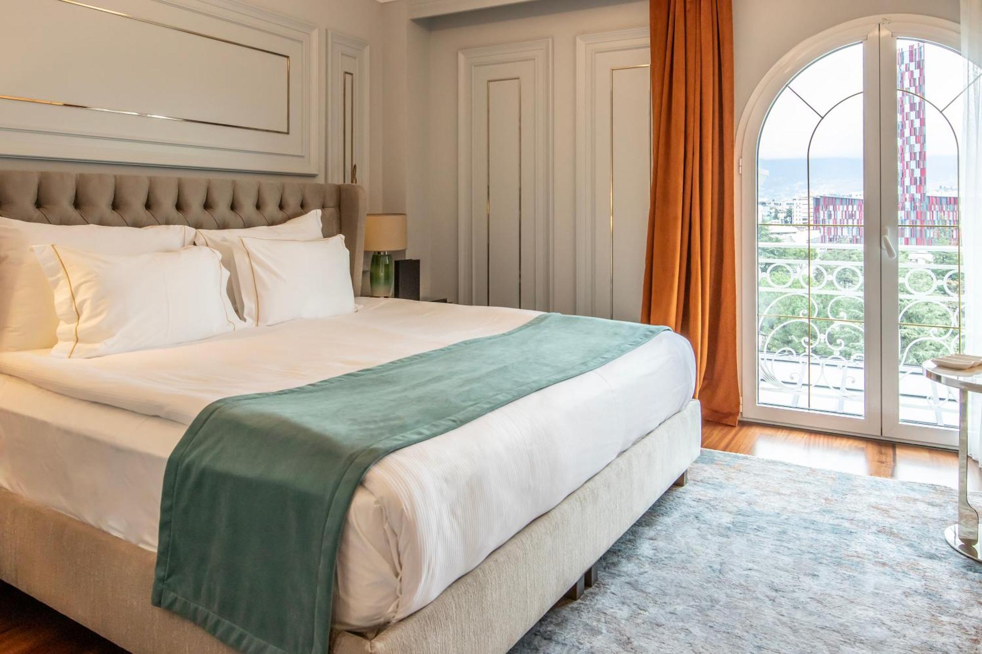 Xheko Imperial Luxury Hotel & Spa Tirana Exterior foto A bedroom at the hotel