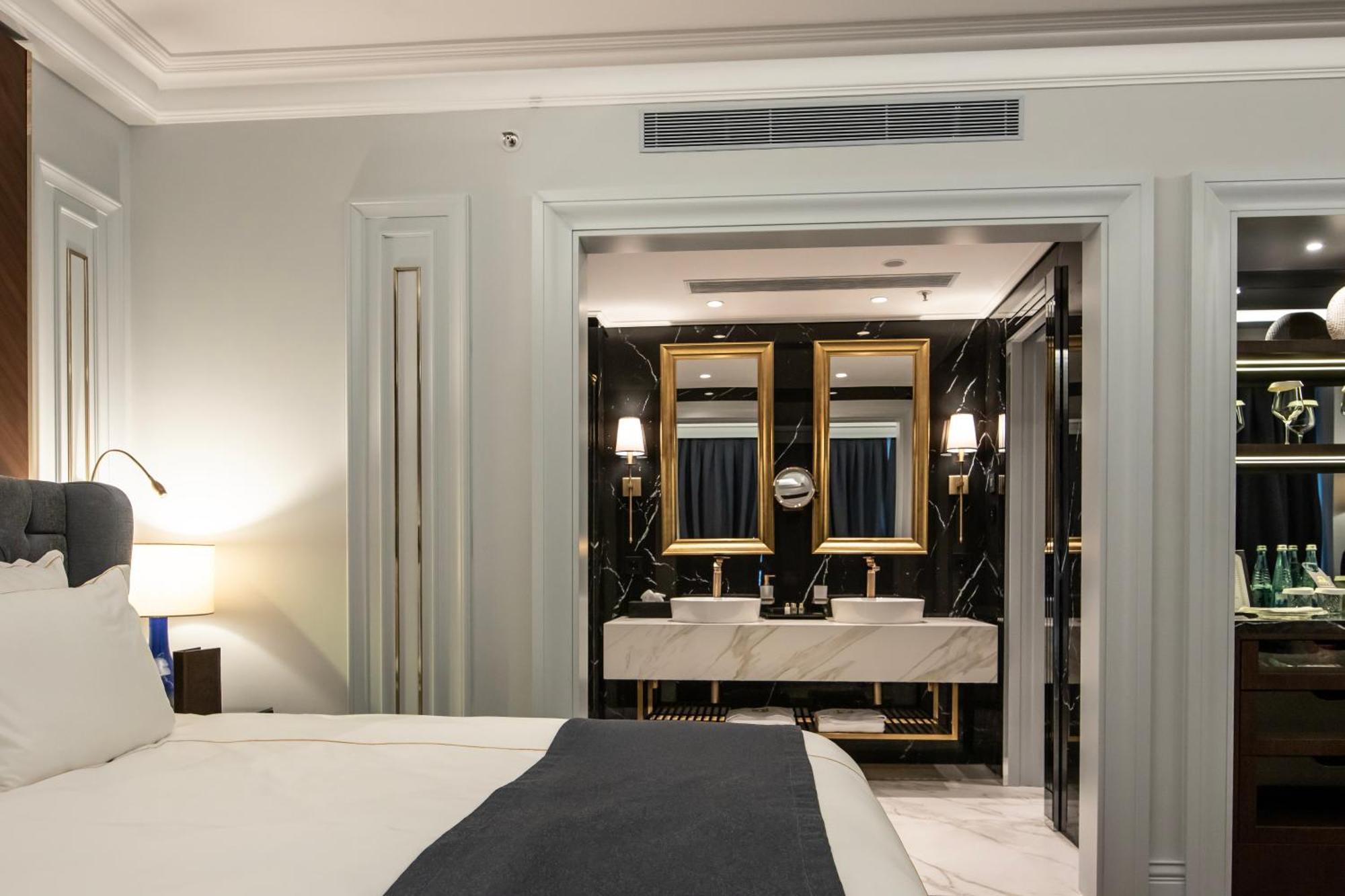 Xheko Imperial Luxury Hotel & Spa Tirana Exterior foto A suite at the hotel