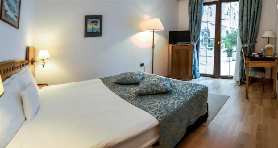 Xheko Imperial Luxury Hotel & Spa Tirana Exterior foto A room at the hotel