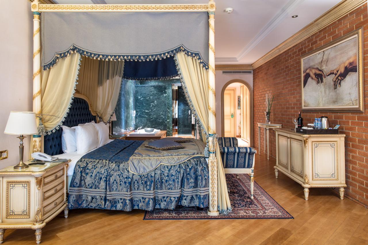 Xheko Imperial Luxury Hotel & Spa Tirana Exterior foto A bedroom at the Taj Mahal Palace